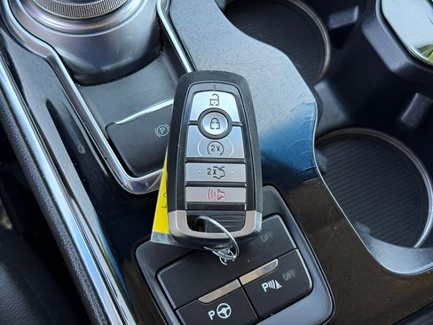 Used 2019 Ford Edge Titanium w/ Equipment Group 301A AWD/4WD image 15