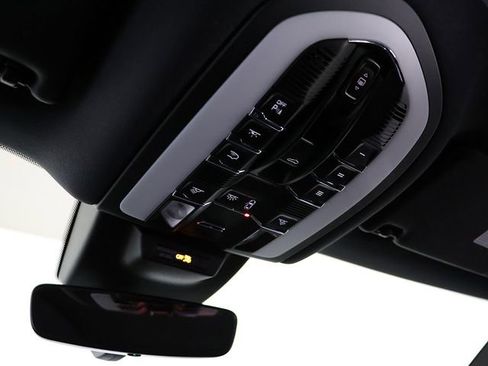 Used 2023 Porsche Macan AWD/4WD image 23