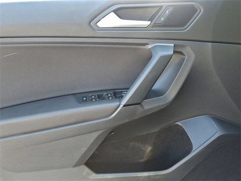 Used 2019 Volkswagen Tiguan SE w/ Panoramic Sunroof Package image 13