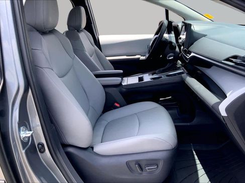 Certified 2026 Toyota Sienna XLE FWD image 9