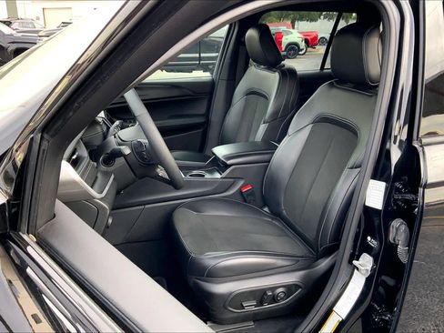 Used 2025 Jeep Grand Cherokee Altitude AWD/4WD image 8