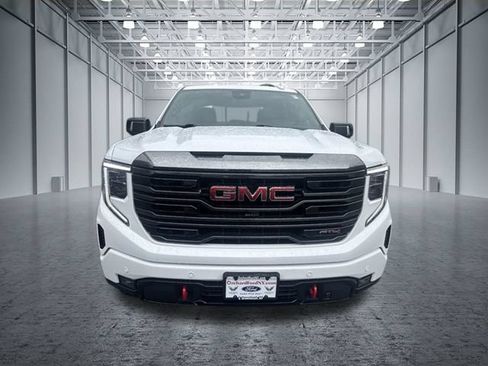 Used 2023 GMC Sierra 1500 AT4 w/ AT4 Premium Package AWD/4WD image 4