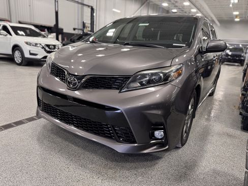 Used 2019 Toyota Sienna SE image 31
