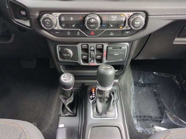 New 2026 Jeep Wrangler Unlimited Sahara w/ Technology Group AWD/4WD image 19