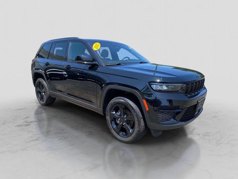 Certified 2025 Jeep Grand Cherokee Altitude AWD/4WD image 12
