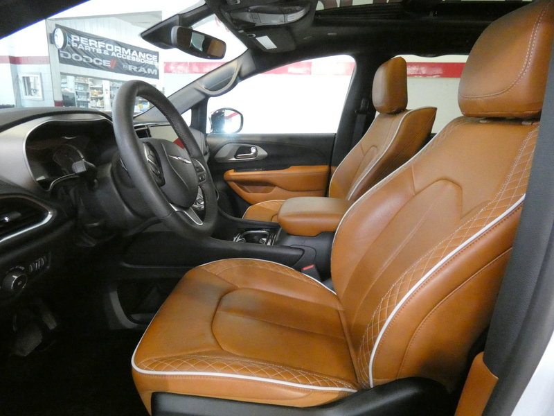 Used 2025 Chrysler Pacifica Pinnacle FWD image 10