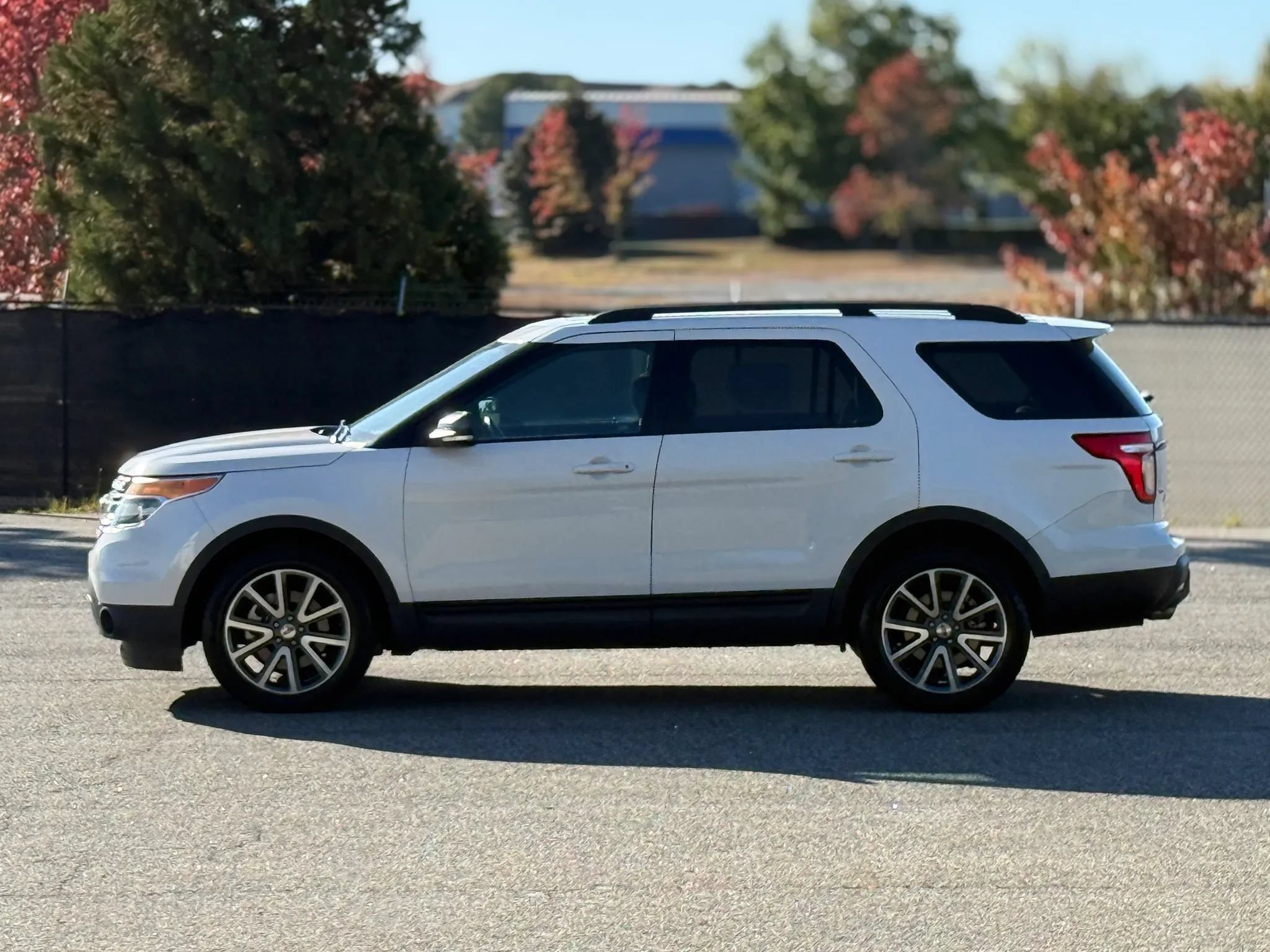 Used 2015 Ford Explorer XLT w/ Equipment Group 202B AWD/4WD image 8