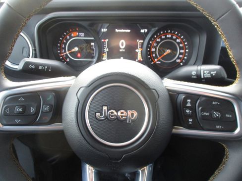 Used 2024 Jeep Wrangler Unlimited Sahara AWD/4WD image 17