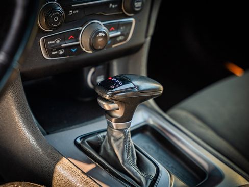 Used 2019 Dodge Charger SXT image 37