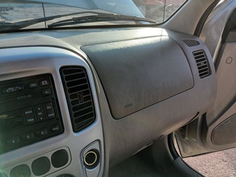 Used 2005 Ford Escape Limited image 31