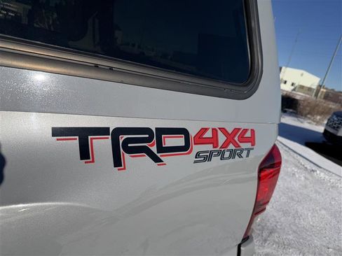 Used 2018 Toyota Tacoma TRD Sport image 15