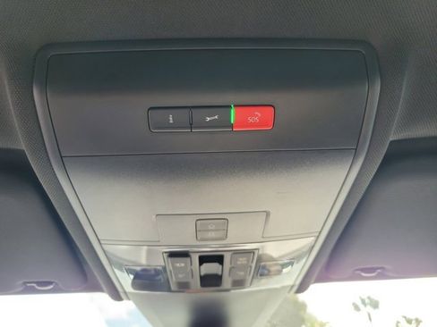 Certified 2022 Volkswagen Atlas Cross Sport SEL R-Line image 33