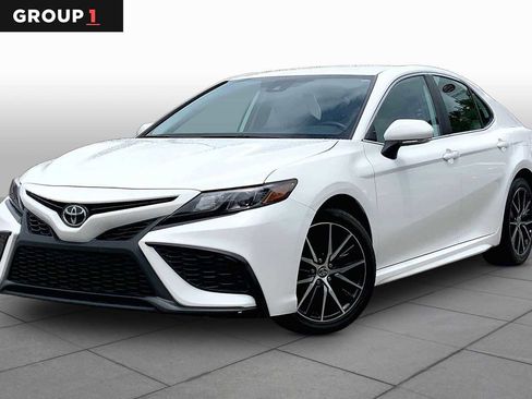 Used 2024 Toyota Camry SE FWD image 1
