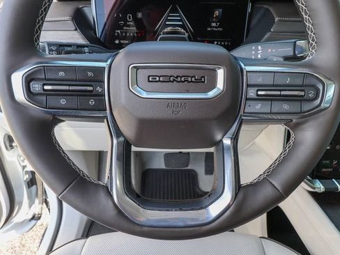 Used 2025 GMC Acadia Denali w/ Super Cruise Package FWD image 17