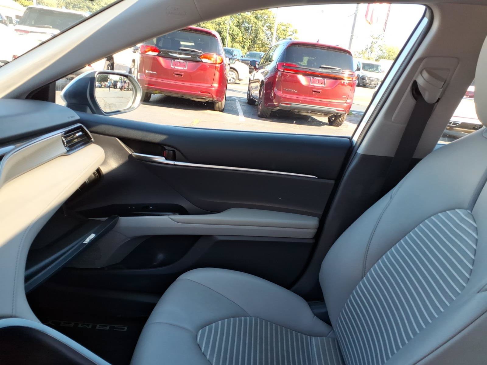 Used 2020 Toyota Camry SE FWD image 15