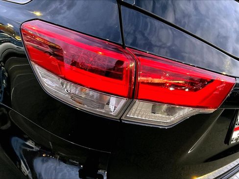 Used 2017 Toyota Highlander XLE image 29