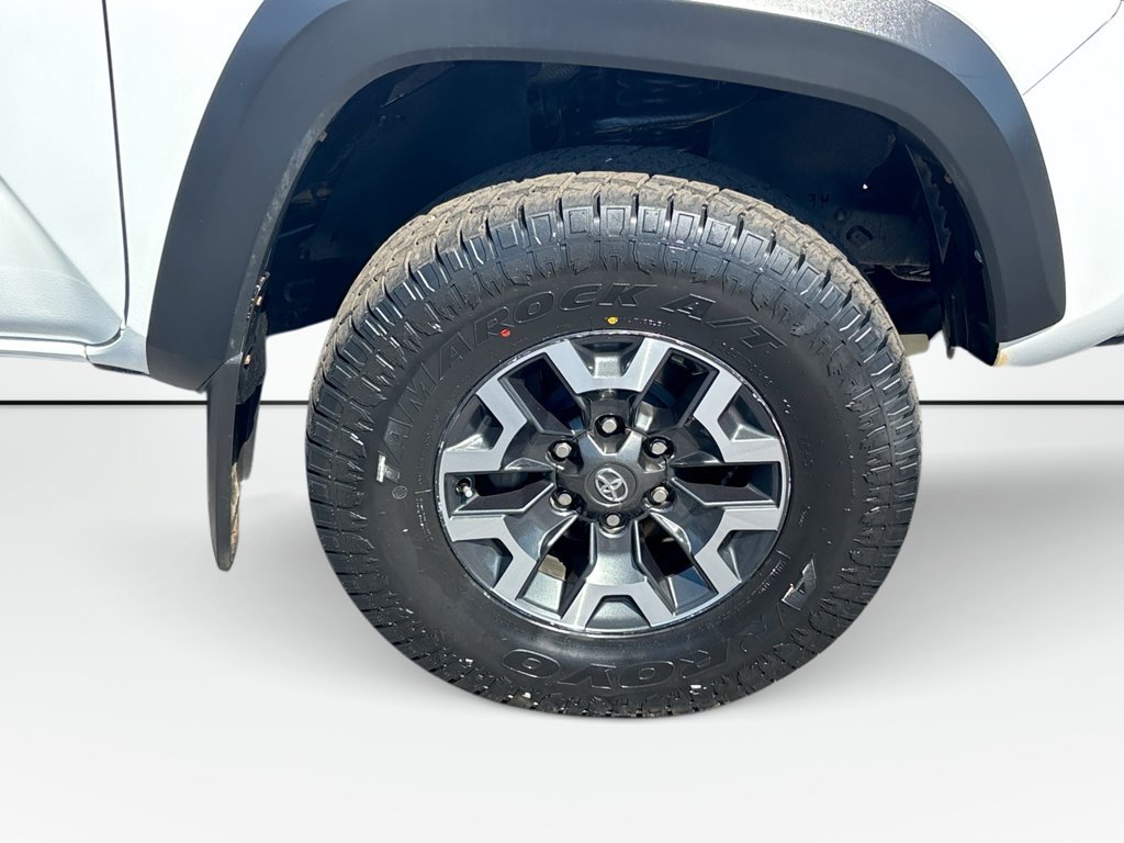 Used 2018 Toyota Tacoma TRD Off-Road w/ Technology Package AWD/4WD image 11