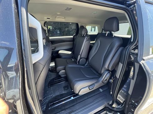 New 2026 Kia Carnival FWD image 23