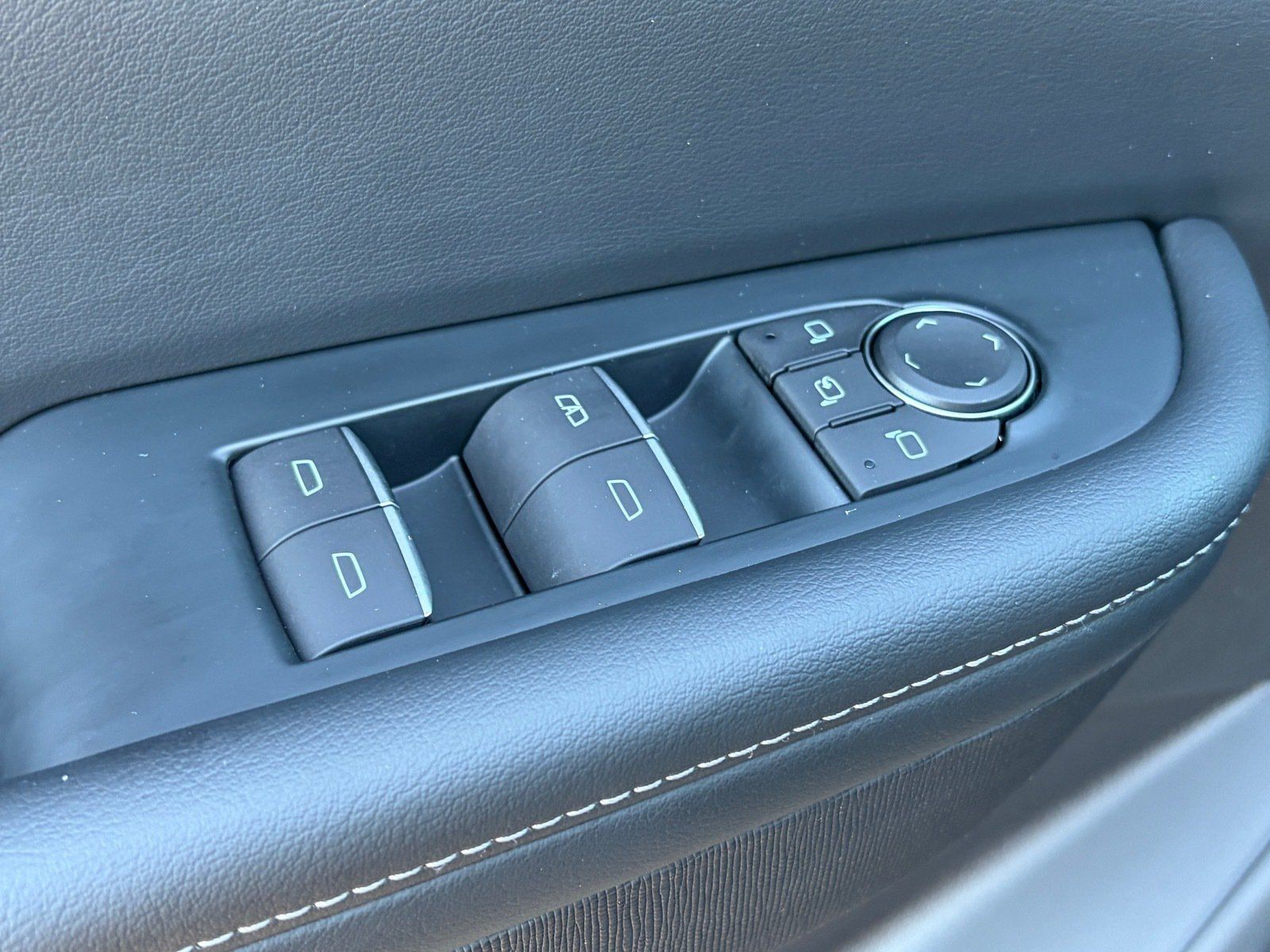 Used 2025 Buick Enclave Sport Touring w/ Power Package FWD image 19