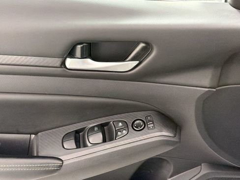 Used 2025 Nissan Altima 2.5 SV FWD image 14