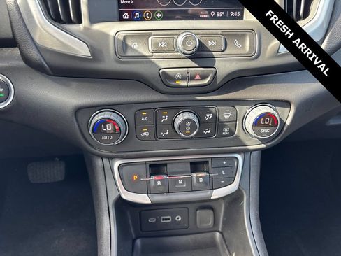 Used 2024 GMC Terrain SLE w/ Driver Convenience Package FWD image 9