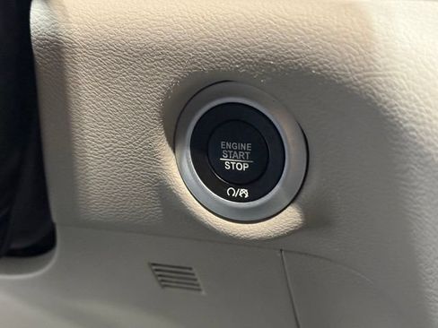 Used 2024 Chrysler Pacifica Touring-L FWD image 17