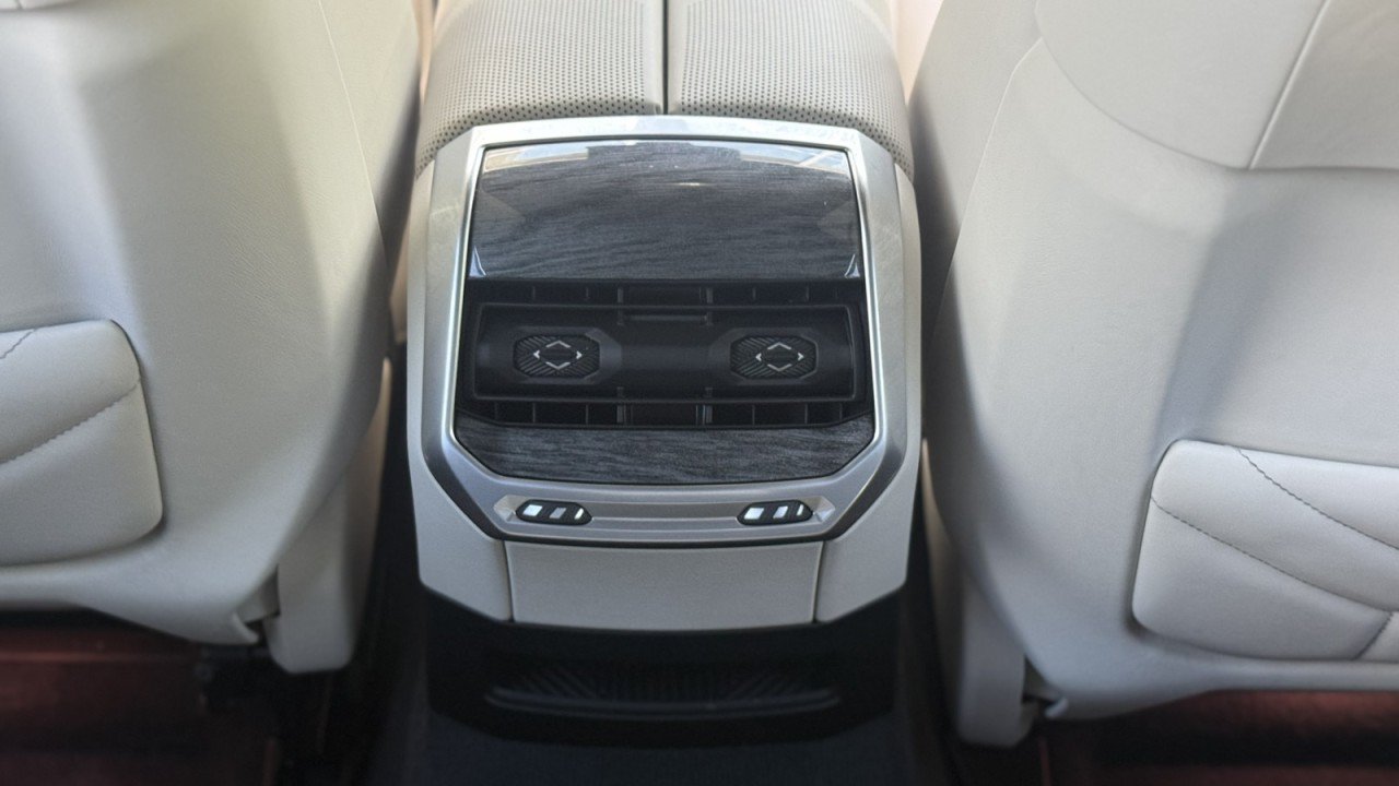 Used 2023 BMW 760i xDrive w/ Executive Package AWD/4WD image 29