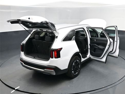 Used 2025 Kia Sorento S image 17