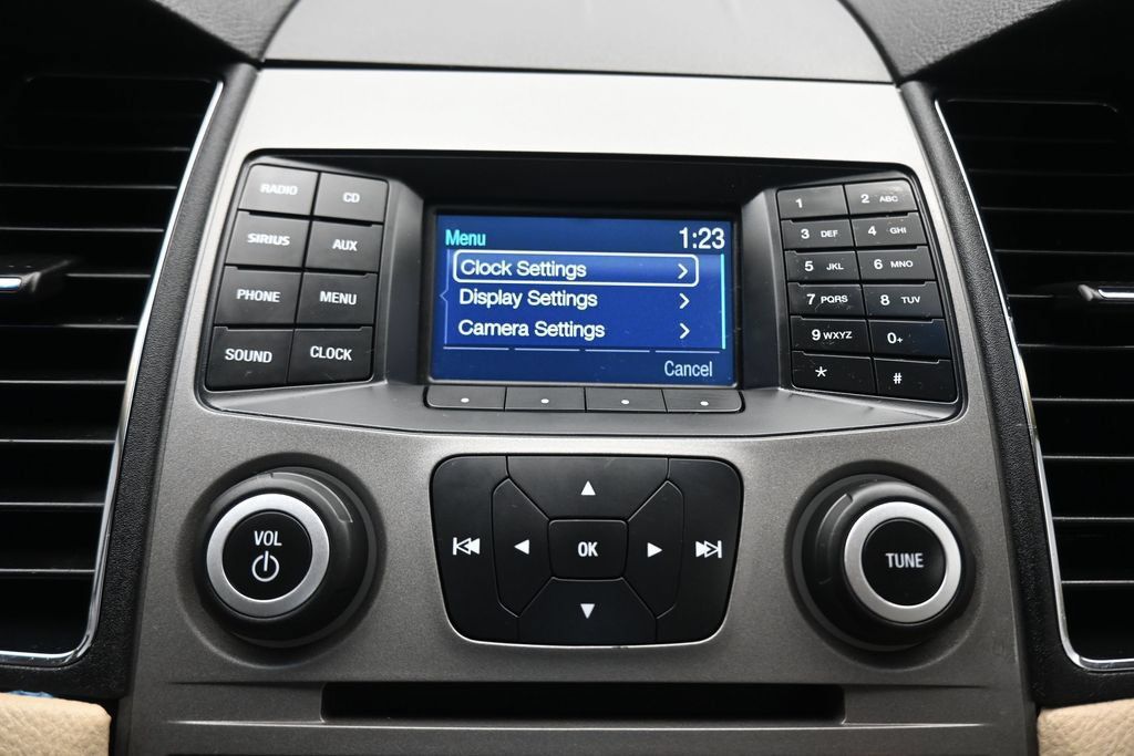 Used 2018 Ford Taurus SEL FWD image 17