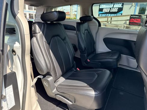 Used 2023 Chrysler Pacifica Touring-L FWD image 17