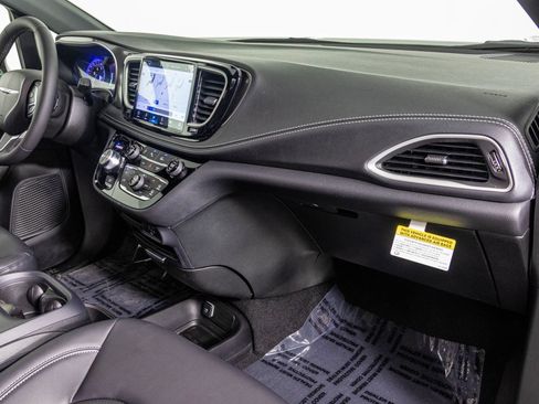 New 2026 Chrysler Pacifica Select AWD/4WD image 41