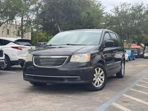 Used 2014 Chrysler Town & Country Touring FWD image 3