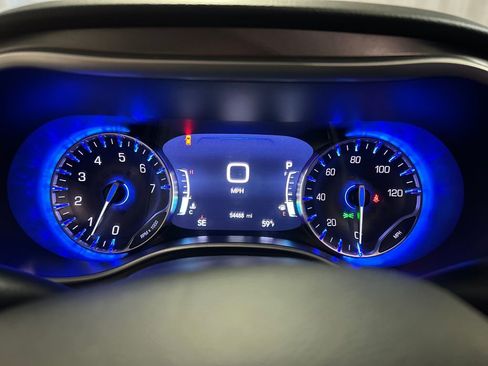 Used 2024 Chrysler Pacifica Touring-L image 16