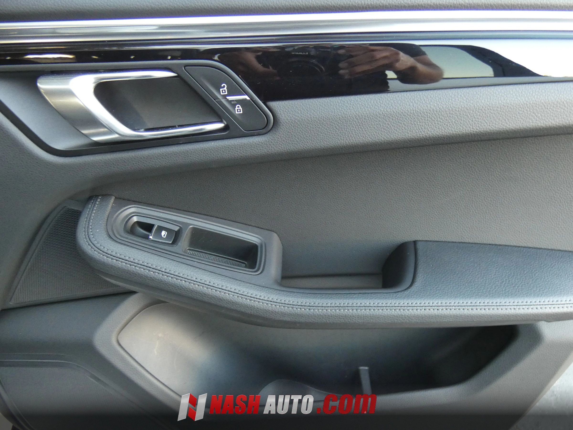 Used 2024 Porsche Macan AWD/4WD image 34
