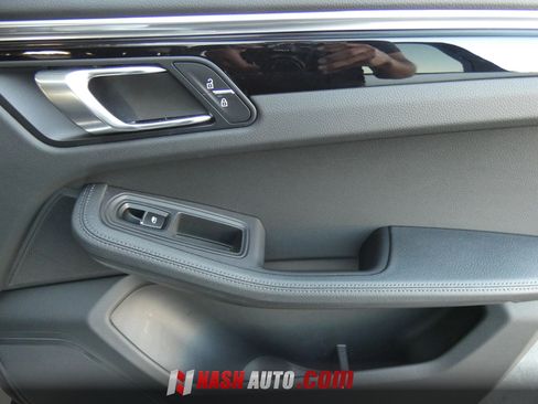Used 2024 Porsche Macan AWD/4WD image 34