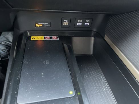 Used 2025 Toyota Camry SE w/ Convenience Package image 13