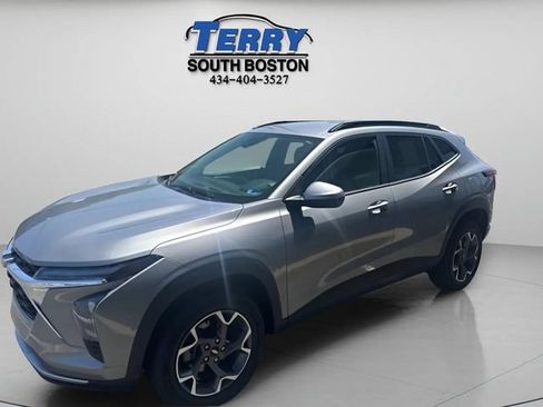 Used 2025 Chevrolet Trax LT FWD image 3