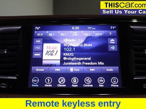 Used 2018 Chrysler Pacifica Limited w/ Tire & Wheel Group FWD image 19