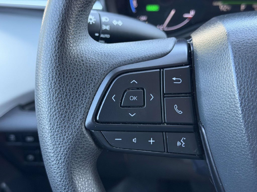 Used 2025 Toyota Sienna LE FWD image 9
