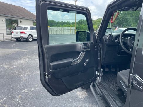 Used 2018 Jeep Wrangler Unlimited Sport AWD/4WD image 11