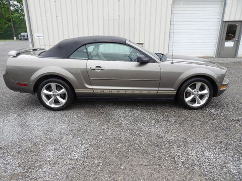 Used 2005 Ford Mustang Convertible RWD image 1