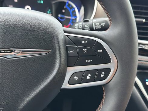 Used 2025 Chrysler Pacifica Pinnacle FWD image 19