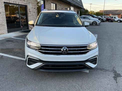 Used 2022 Volkswagen Tiguan SE w/ Panoramic Sunroof Package FWD image 9