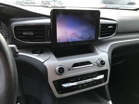 Used 2023 Ford Explorer XLT image 5