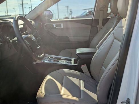 Used 2020 Ford Explorer XLT w/ Equipment Group 202A image 14