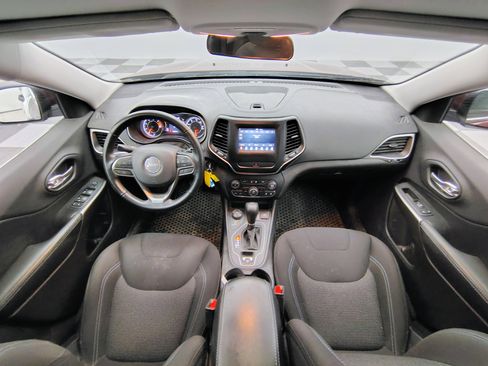 Used 2019 Jeep Cherokee Latitude w/ Cold Weather Group image 2