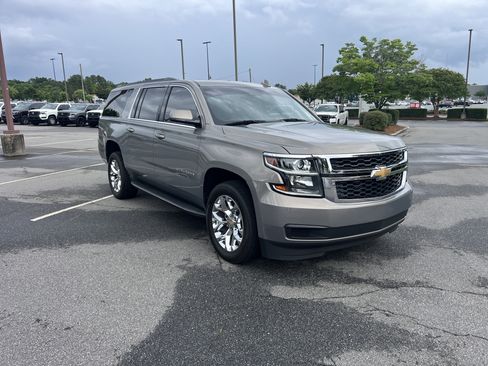 Used 2019 Chevrolet Suburban LT AWD/4WD image 4