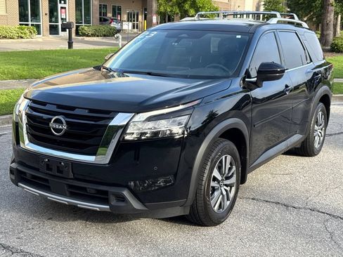 Used 2023 Nissan Pathfinder SL AWD/4WD image 3