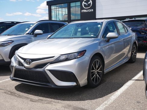 Used 2021 Toyota Camry SE FWD image 3