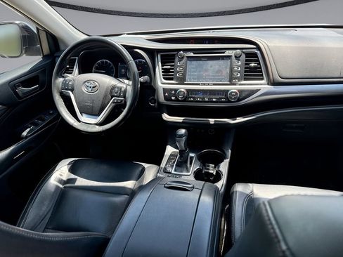 Used 2018 Toyota Highlander XLE FWD image 19